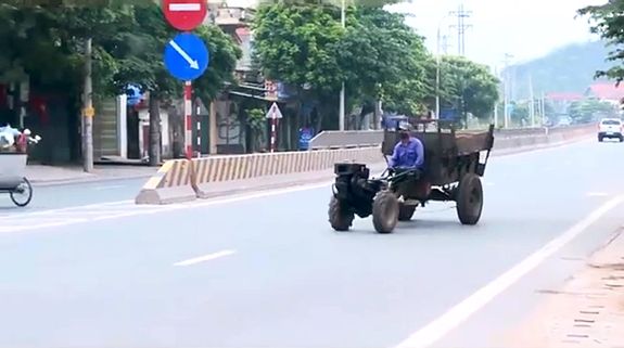 Xe công nông ngang nhiên đi ngược chiều trên một đoạn đường dài.